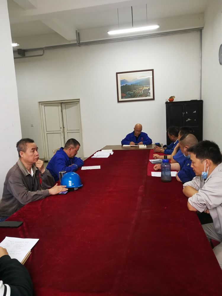 機(jī)加裝配黨支部召開(kāi)全體黨員大會(huì)，組織主題教育學(xué)習(xí)。